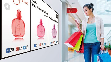 mujer en shopping mirando pantallas